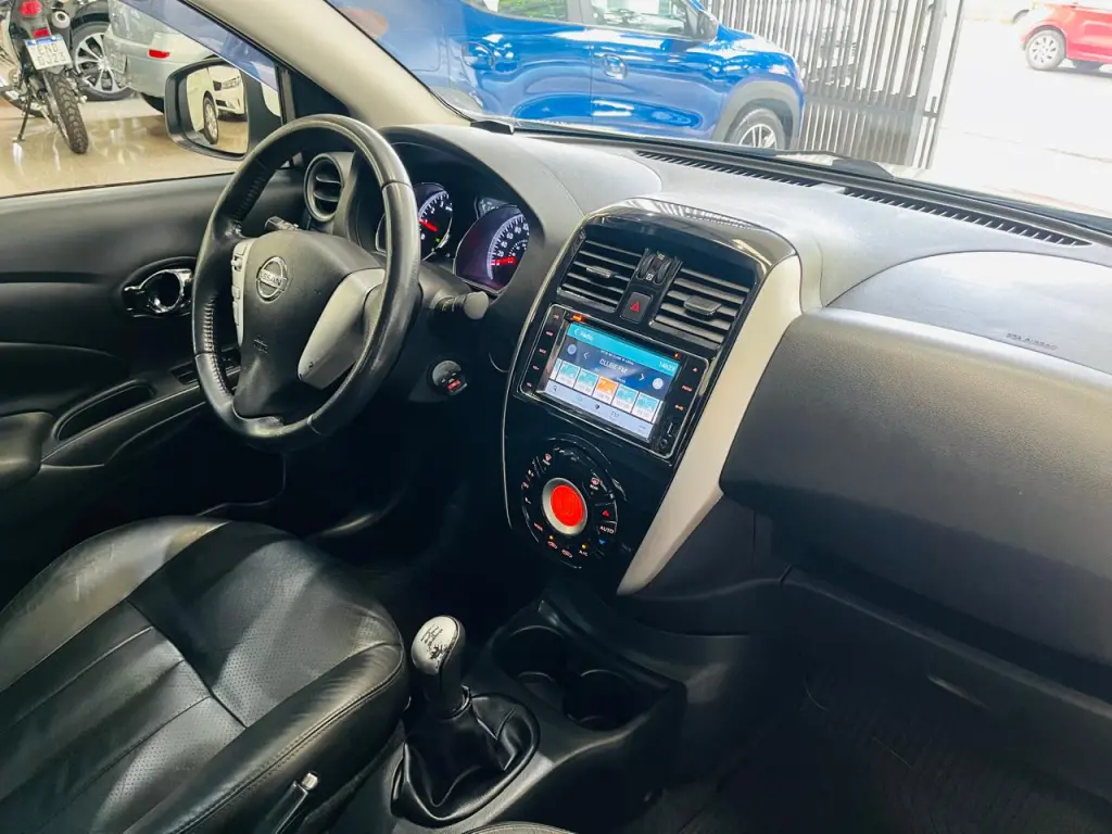 NISSAN Versa Sedan - Foto