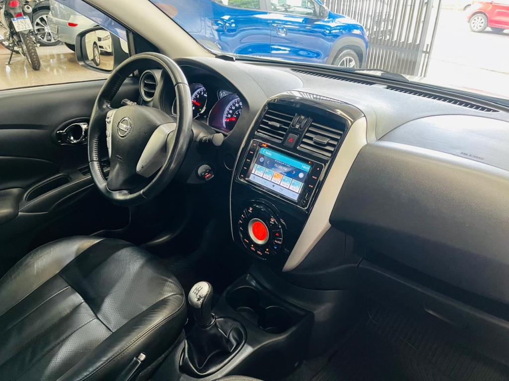 NISSAN Versa Sedan - Foto