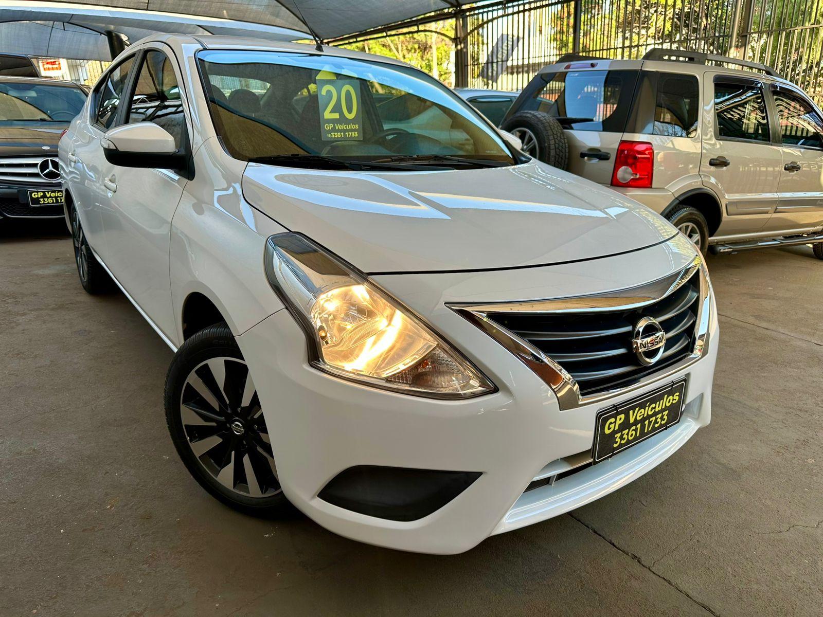 NISSAN Versa Sedan - Foto