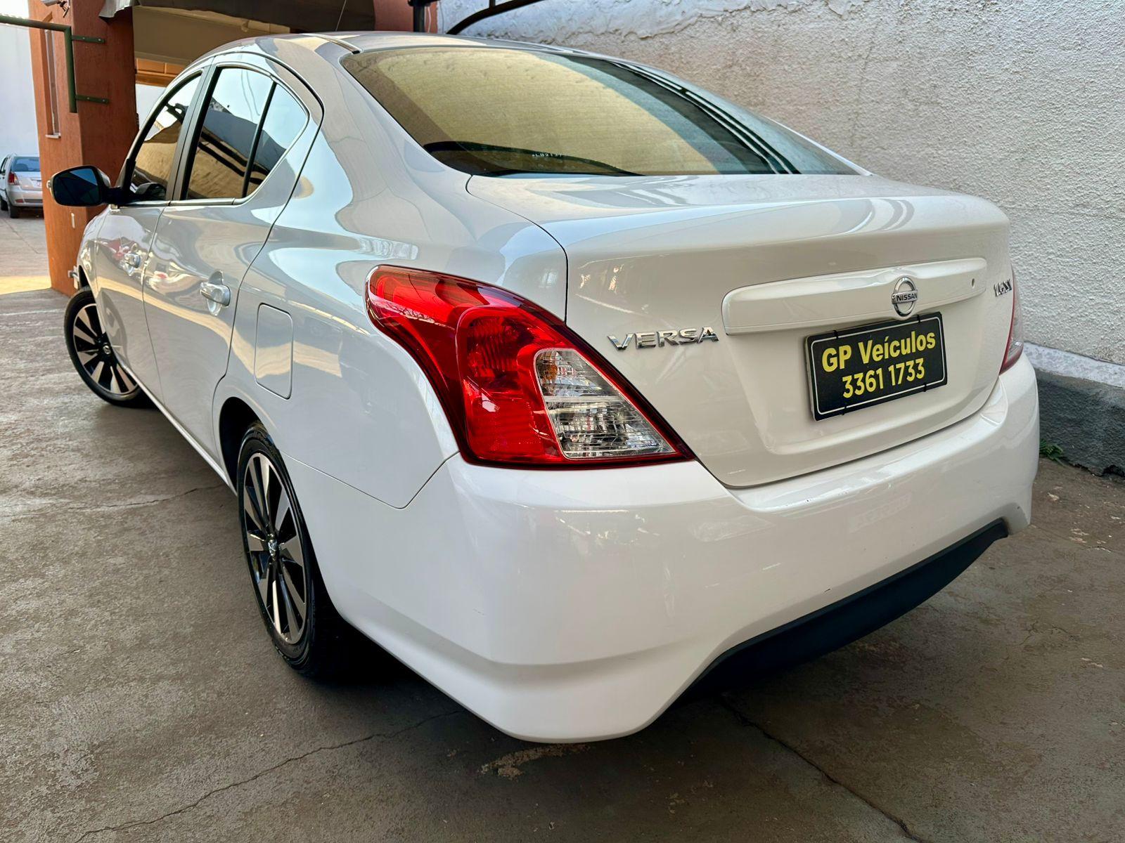 NISSAN Versa Sedan - Foto