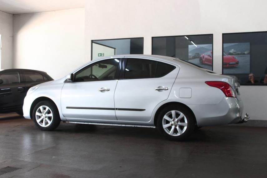 NISSAN Versa Sedan - Foto