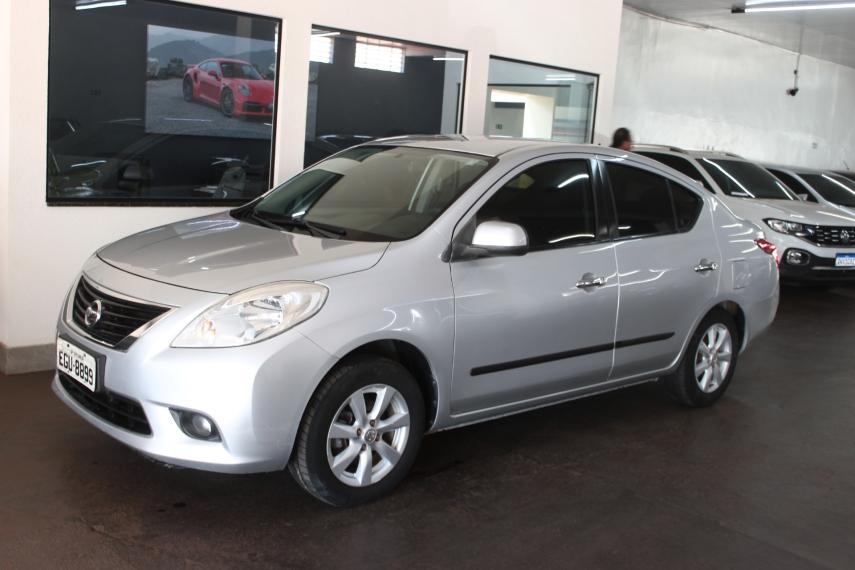 NISSAN Versa Sedan - Foto