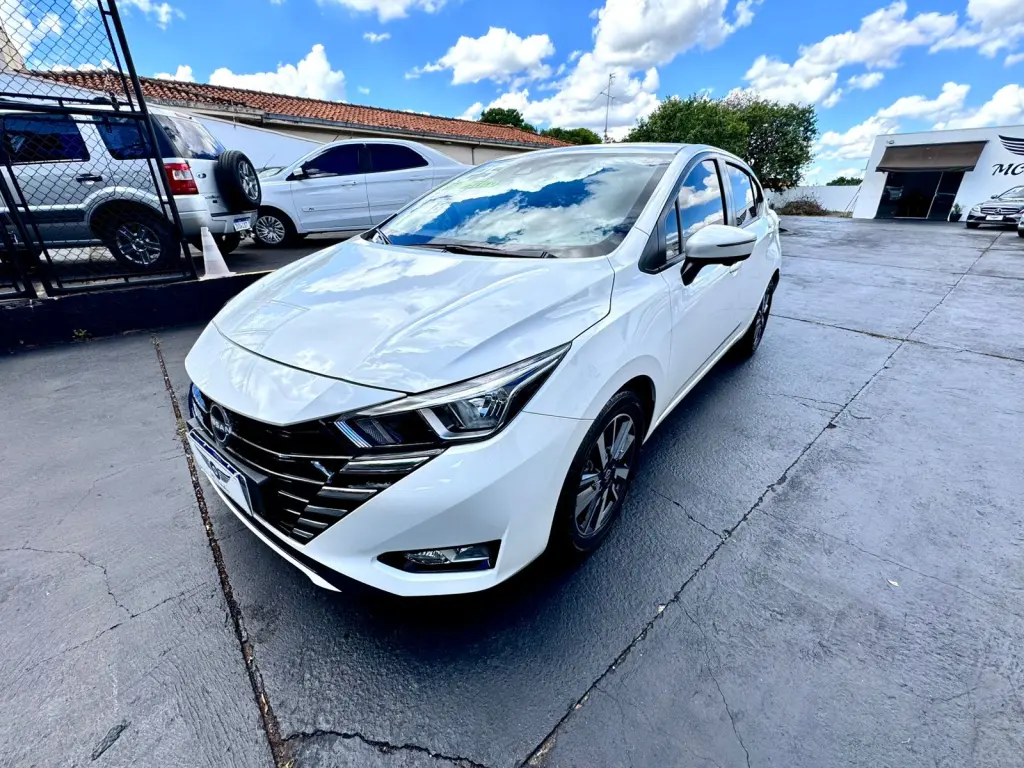 NISSAN Versa Sedan - Foto