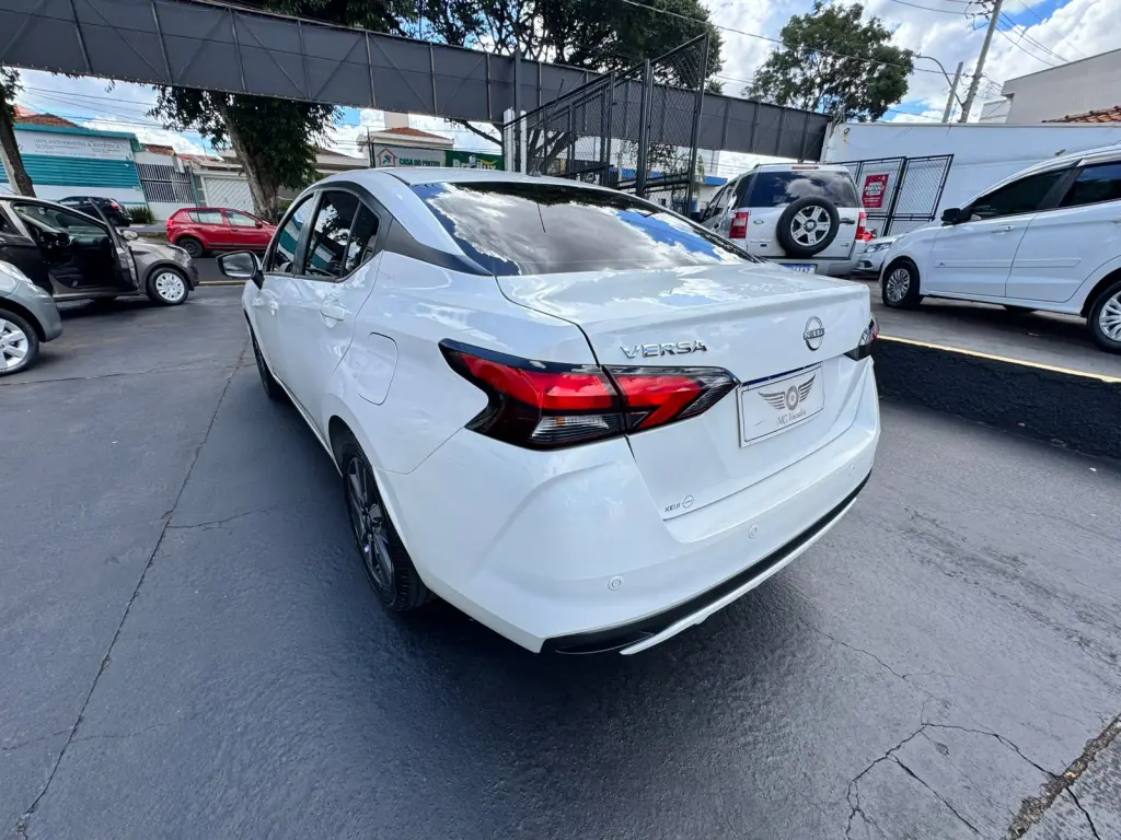 NISSAN Versa Sedan - Foto