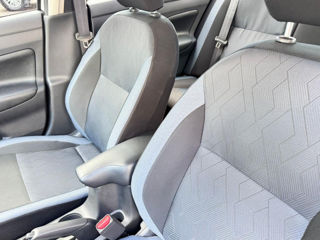 NISSAN Versa Sedan - Foto