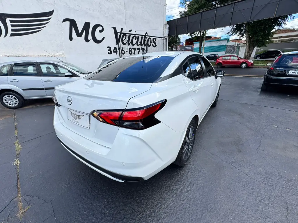 NISSAN Versa Sedan - Foto