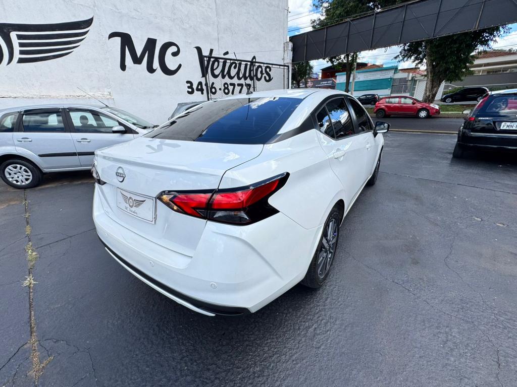 NISSAN Versa Sedan - Foto