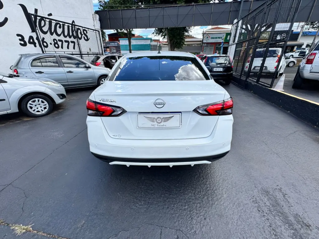 NISSAN Versa Sedan - Foto