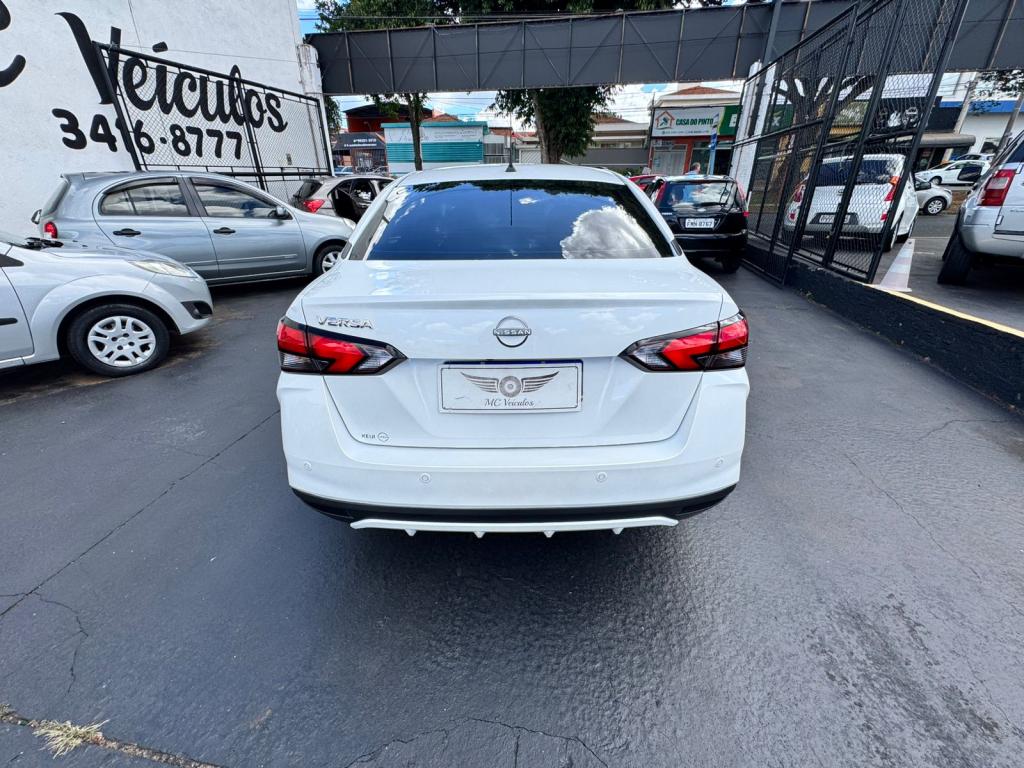 NISSAN Versa Sedan - Foto