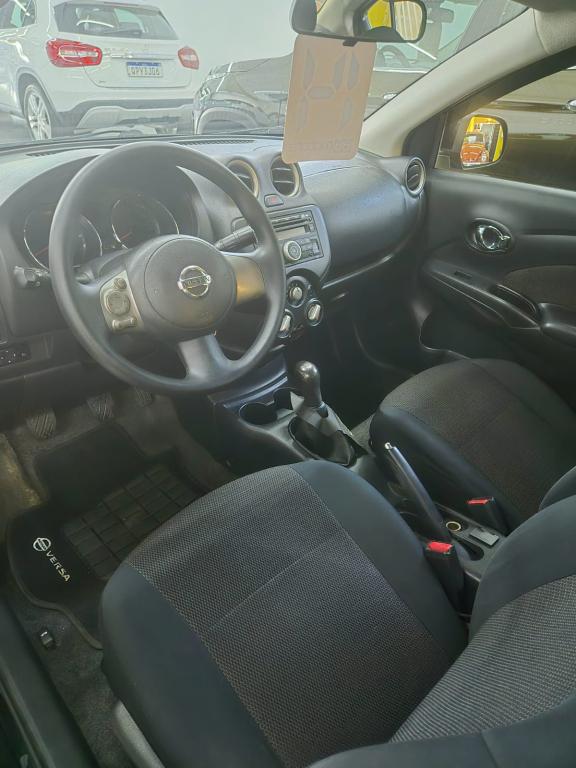 NISSAN Versa Sedan - Foto