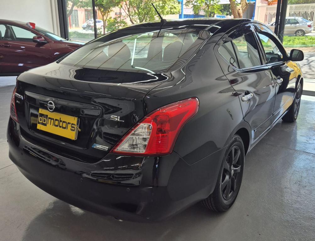 NISSAN Versa Sedan - Foto