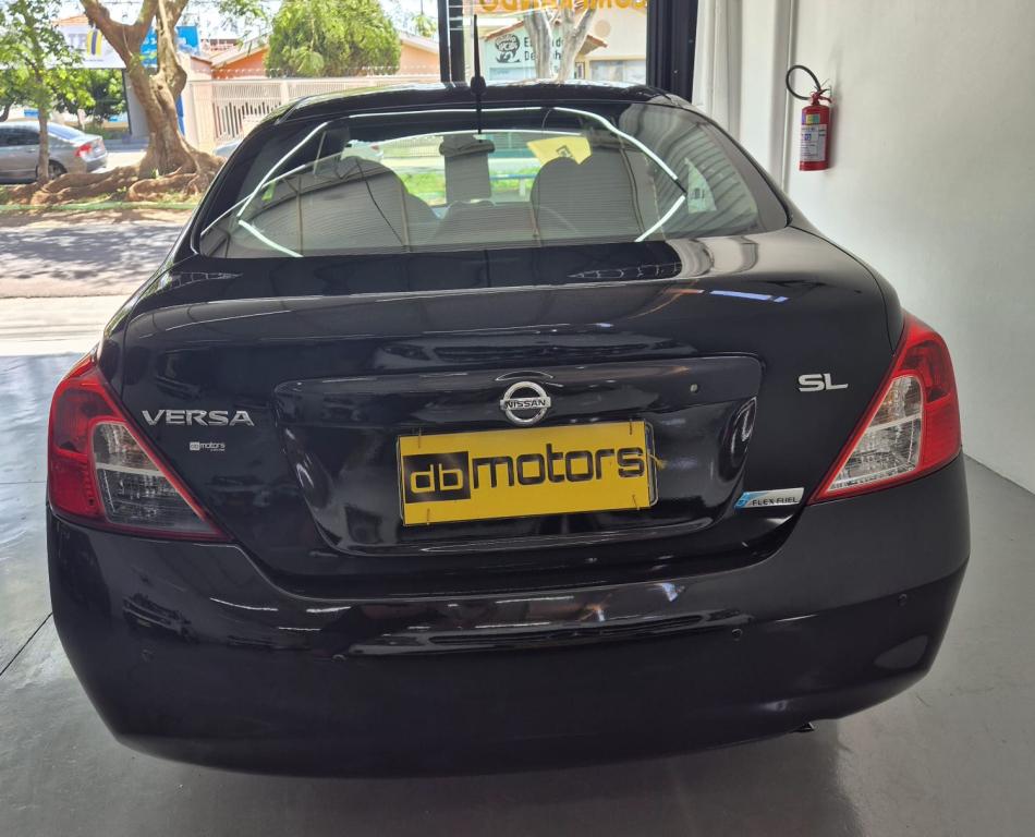 NISSAN Versa Sedan - Foto
