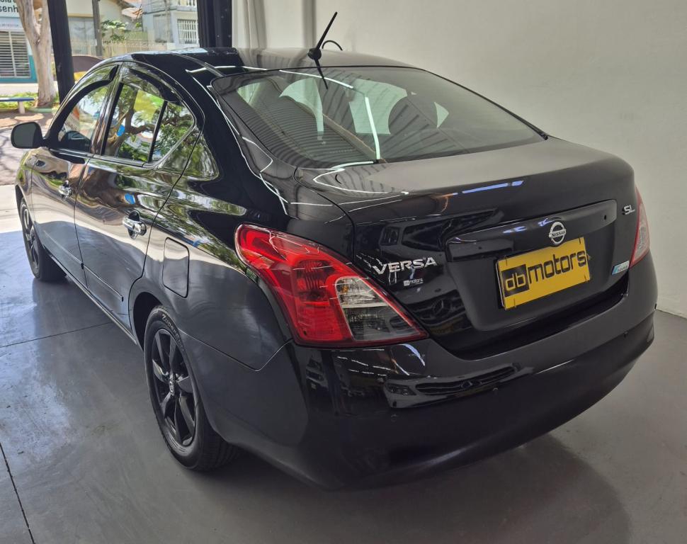 NISSAN Versa Sedan - Foto