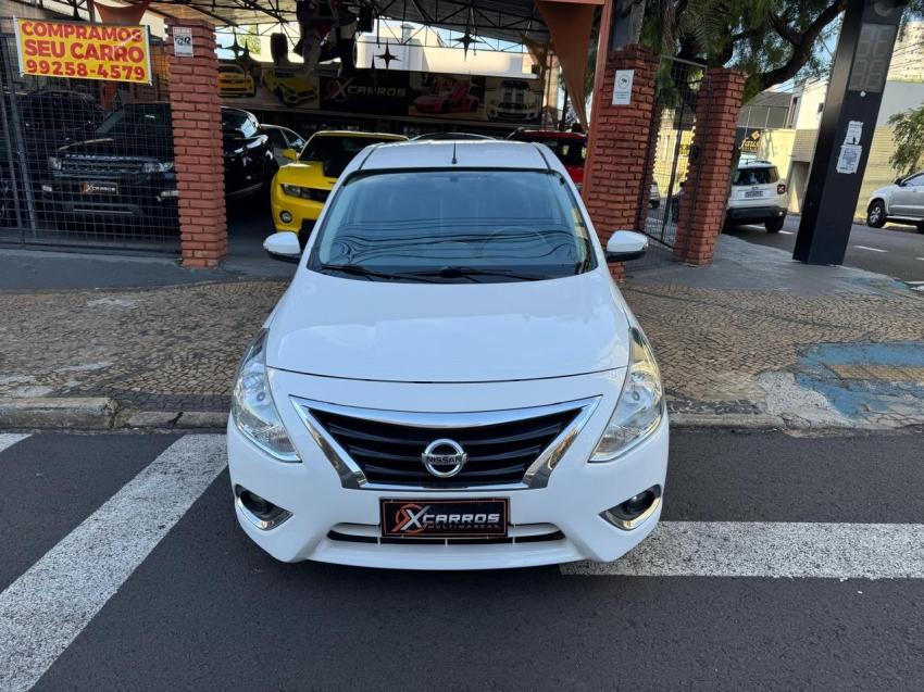NISSAN Versa Sedan - Foto