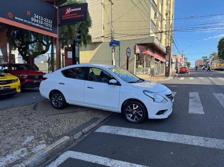 NISSAN Versa Sedan - Foto