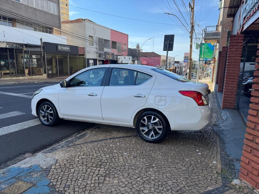 NISSAN Versa Sedan - Foto