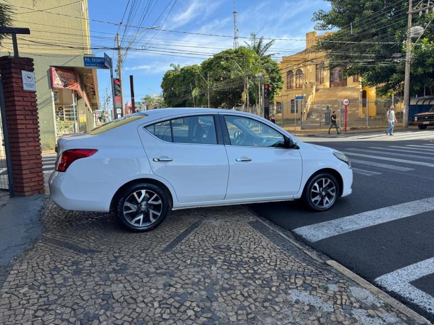 NISSAN Versa Sedan - Foto