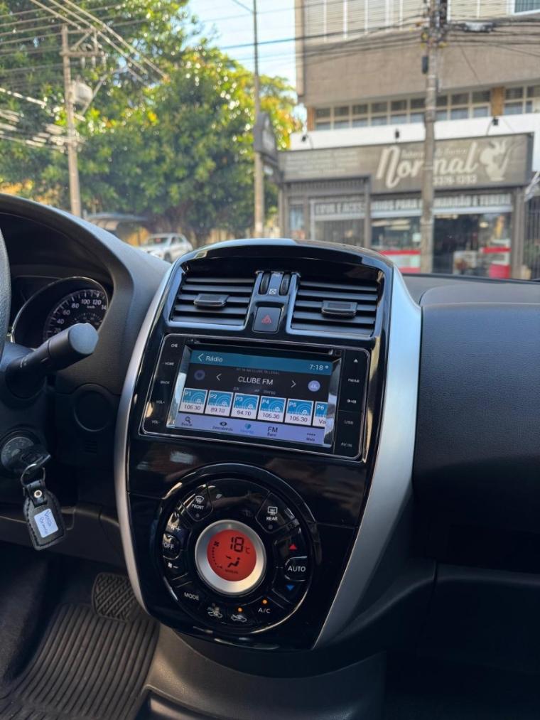 NISSAN Versa Sedan - Foto