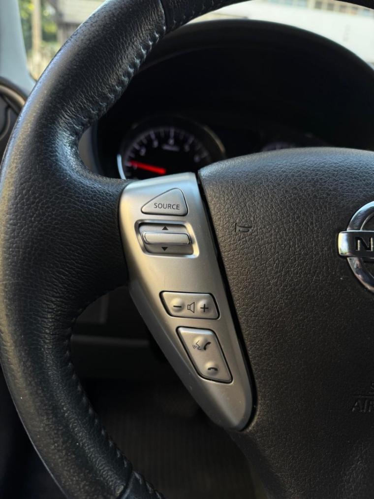 NISSAN Versa Sedan - Foto