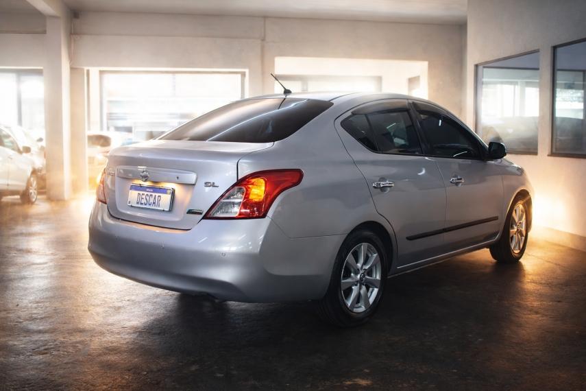 NISSAN Versa Sedan - Foto