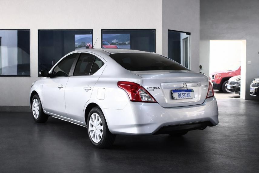 NISSAN Versa Sedan - Foto