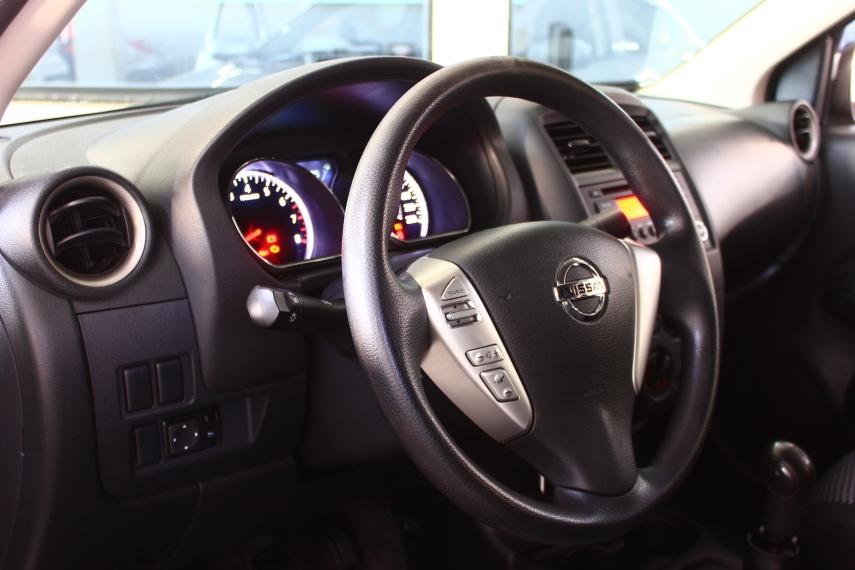 NISSAN Versa Sedan - Foto