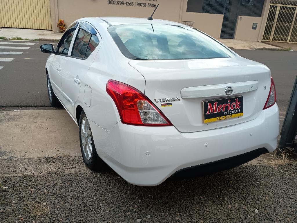 NISSAN Versa Sedan - Foto