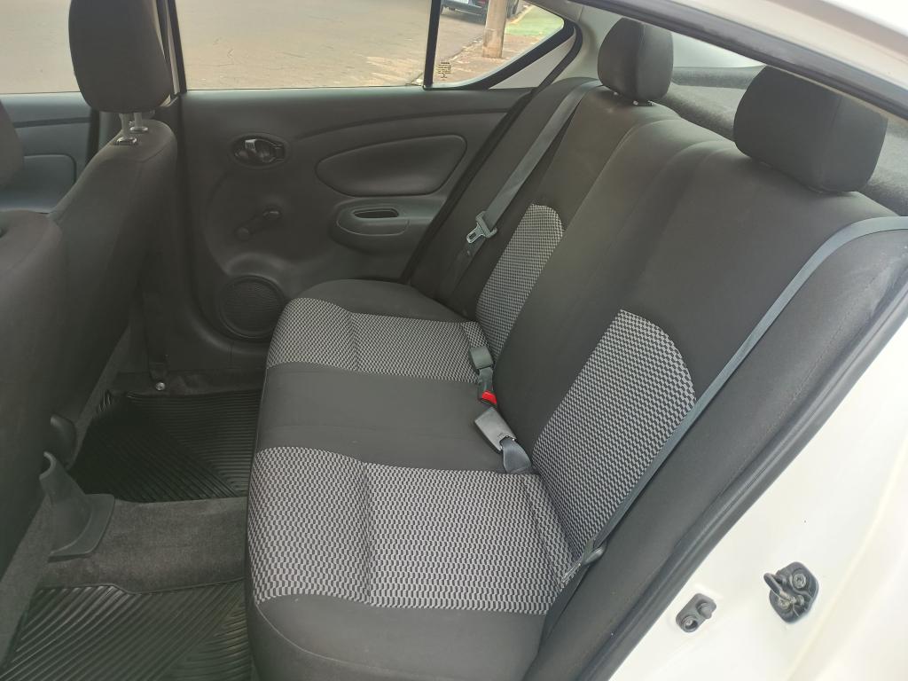 NISSAN Versa Sedan - Foto
