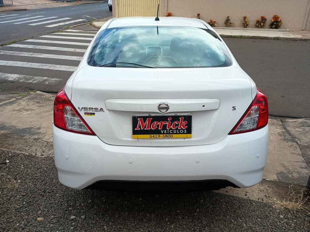 NISSAN Versa Sedan - Foto