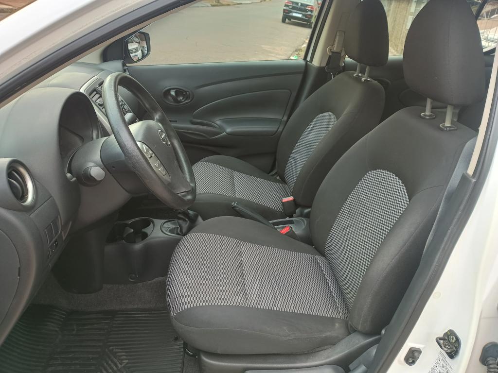 NISSAN Versa Sedan - Foto