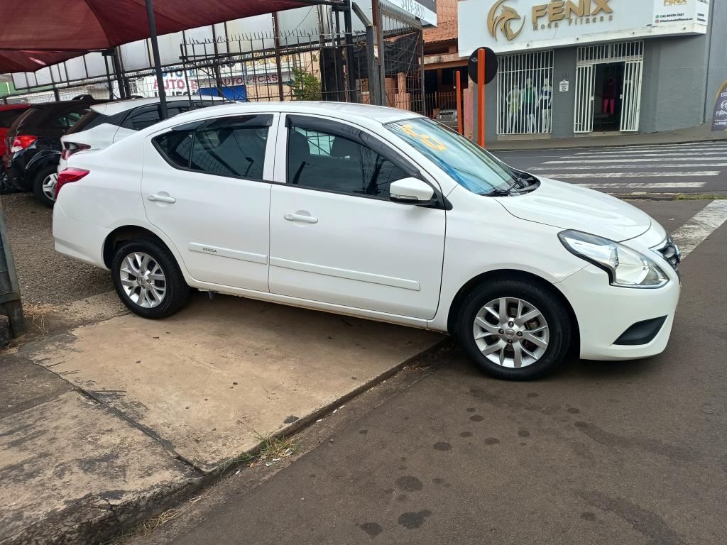 NISSAN Versa Sedan - Foto