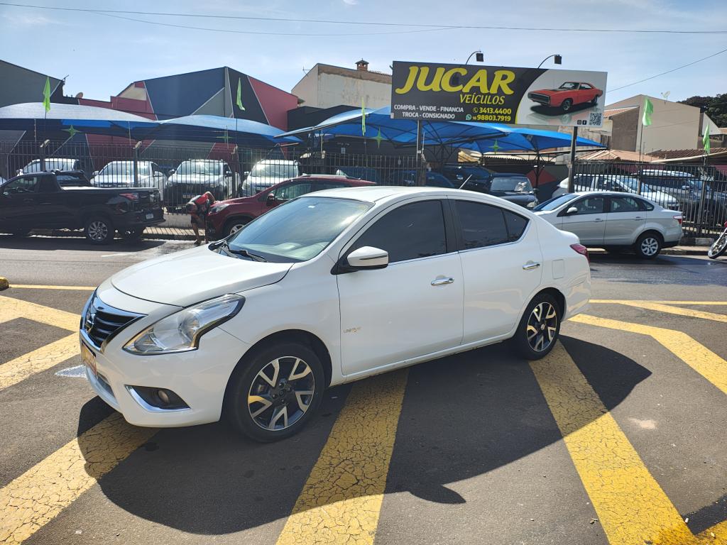 NISSAN Versa Sedan - Foto