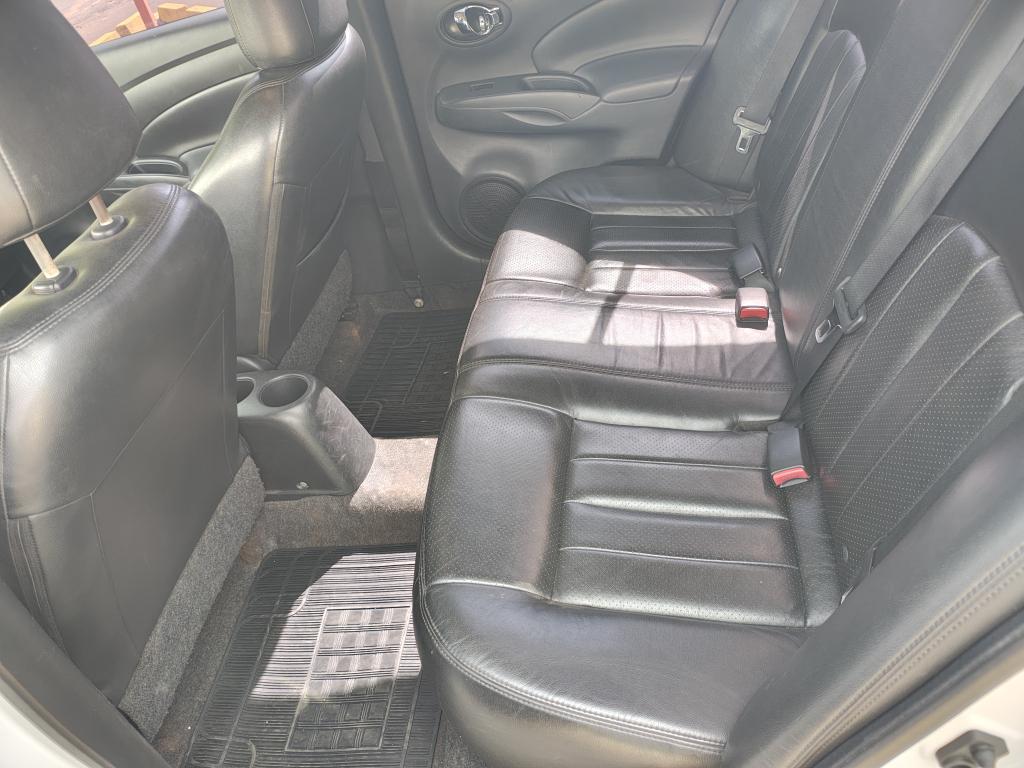 NISSAN Versa Sedan - Foto