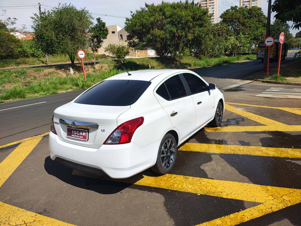 NISSAN Versa Sedan - Foto
