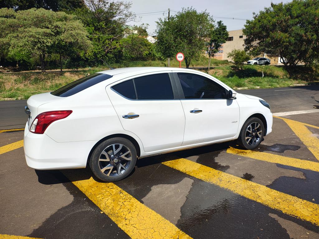 NISSAN Versa Sedan - Foto