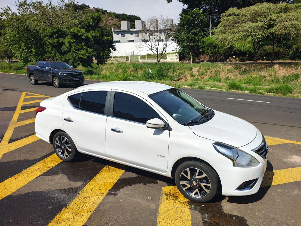 NISSAN Versa Sedan - Foto