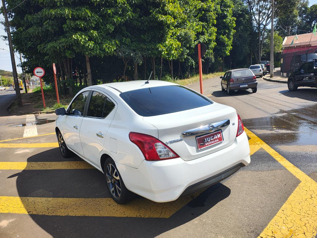 NISSAN Versa Sedan - Foto