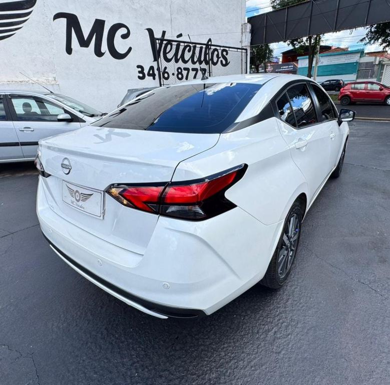 NISSAN Versa Sedan - Foto