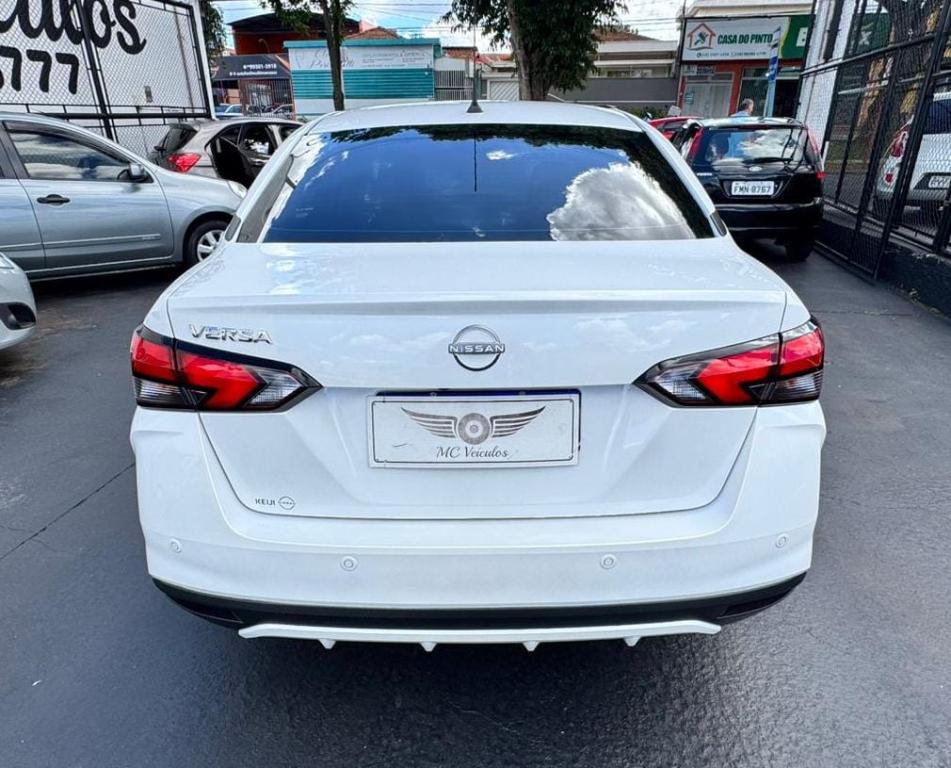 NISSAN Versa Sedan - Foto