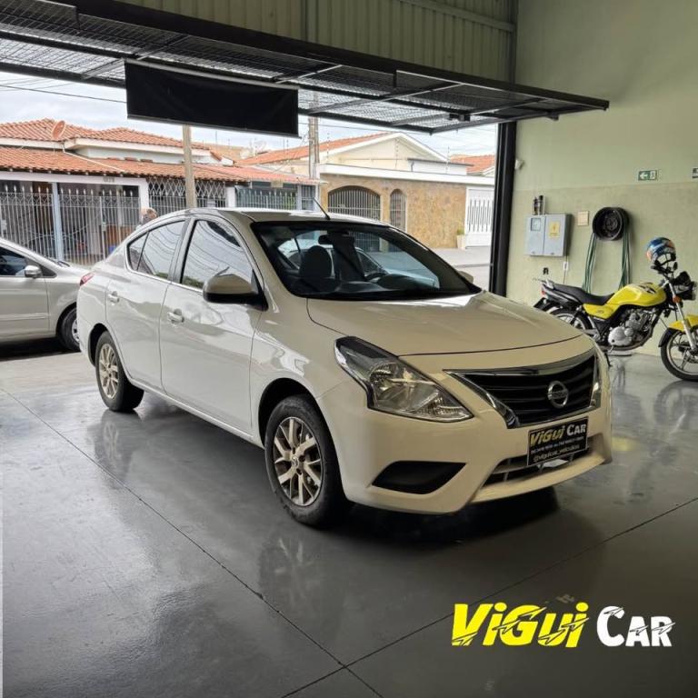 NISSAN Versa Sedan - Foto
