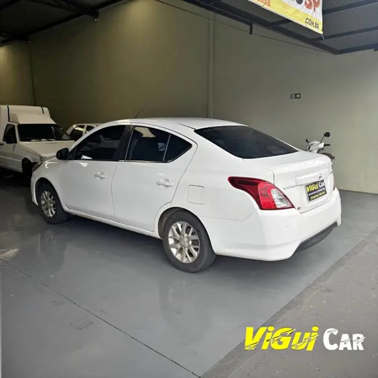 NISSAN Versa Sedan - Foto