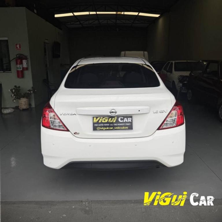 NISSAN Versa Sedan - Foto