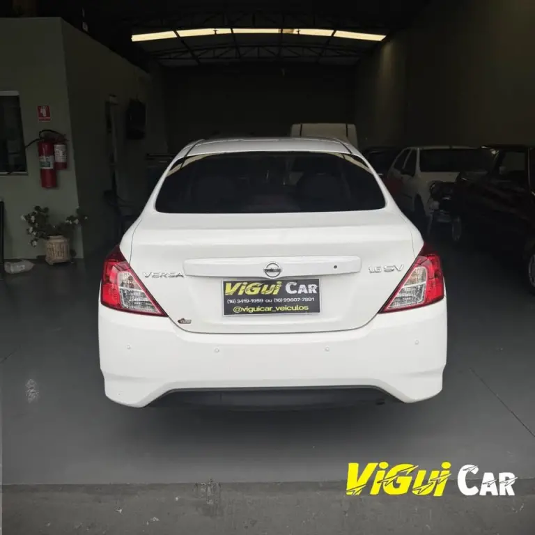 NISSAN Versa Sedan - Foto