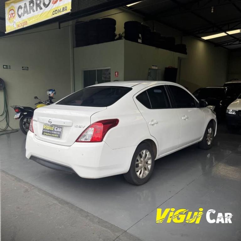 NISSAN Versa Sedan - Foto