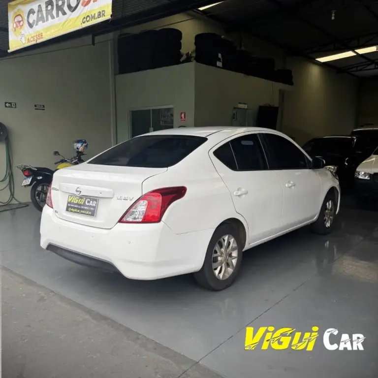 NISSAN Versa Sedan - Foto