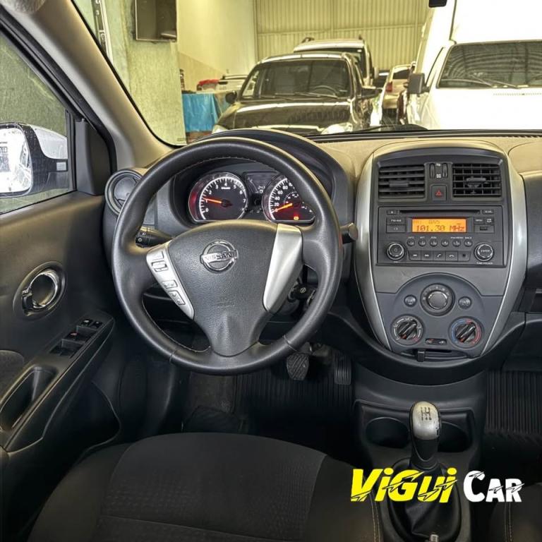 NISSAN Versa Sedan - Foto