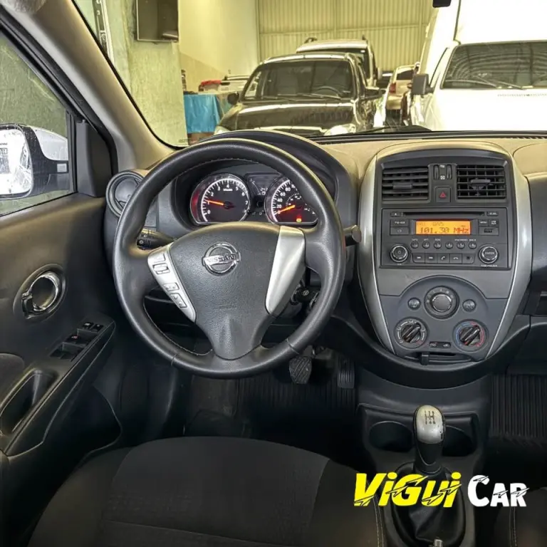 NISSAN Versa Sedan - Foto