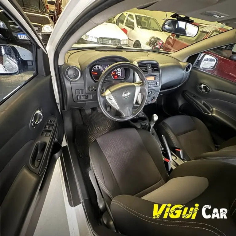 NISSAN Versa Sedan - Foto
