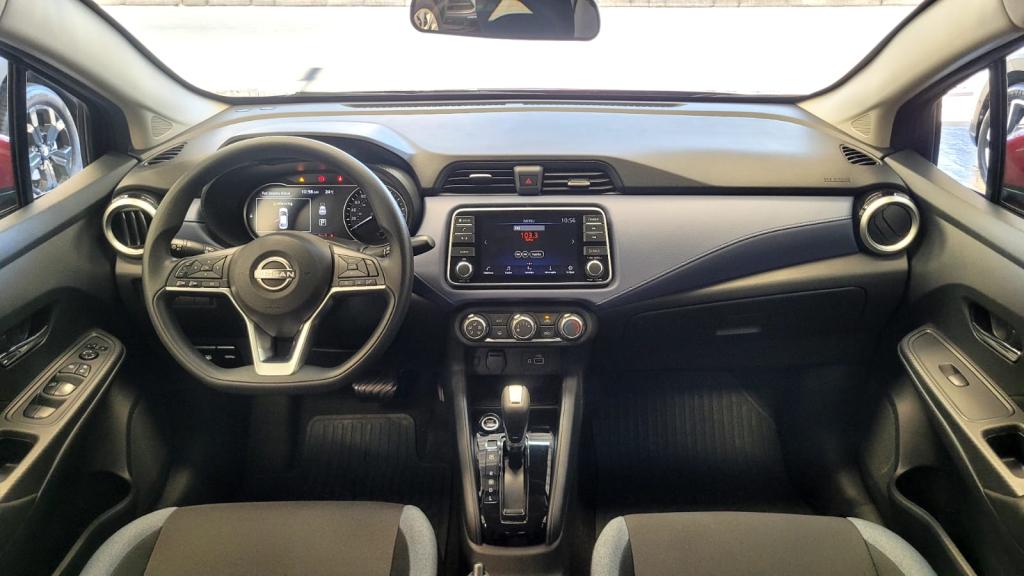 NISSAN Versa Sedan - Foto