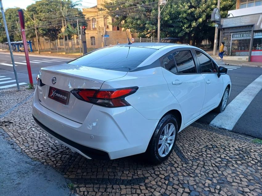 NISSAN Versa Sedan - Foto